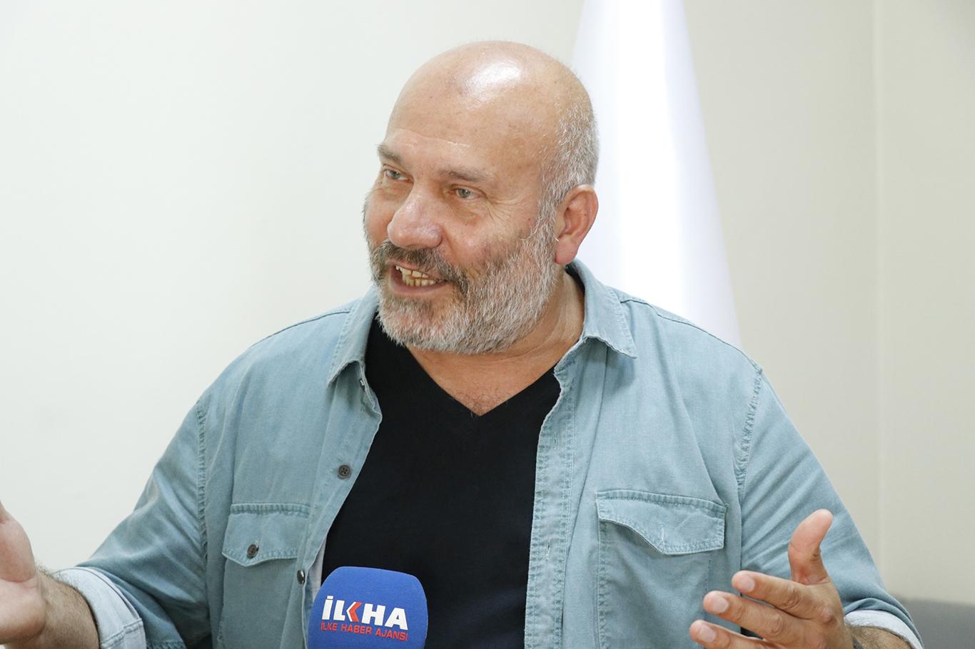 "Kimse demokrasiyi öncelemedi atılan sloganlar da tekbirlerden ibaretti" "Kimse demokrasiyi öncelemedi atılan sloganlar da tekbirlerden ibaretti"